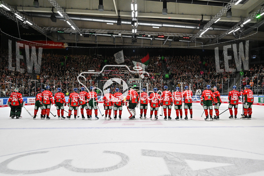 Augsburger Panther - Grizzlys Wolfsburg | Zusammen mit den Fans feiern die Augsburger Panther den Heimsieg gegen Wolfsburg / Jubel / Freudne / happy / DEL: Augsburger Panther - Grizzlys Wolfsburg; Curt Frenzel Stadion am 10.10.2025