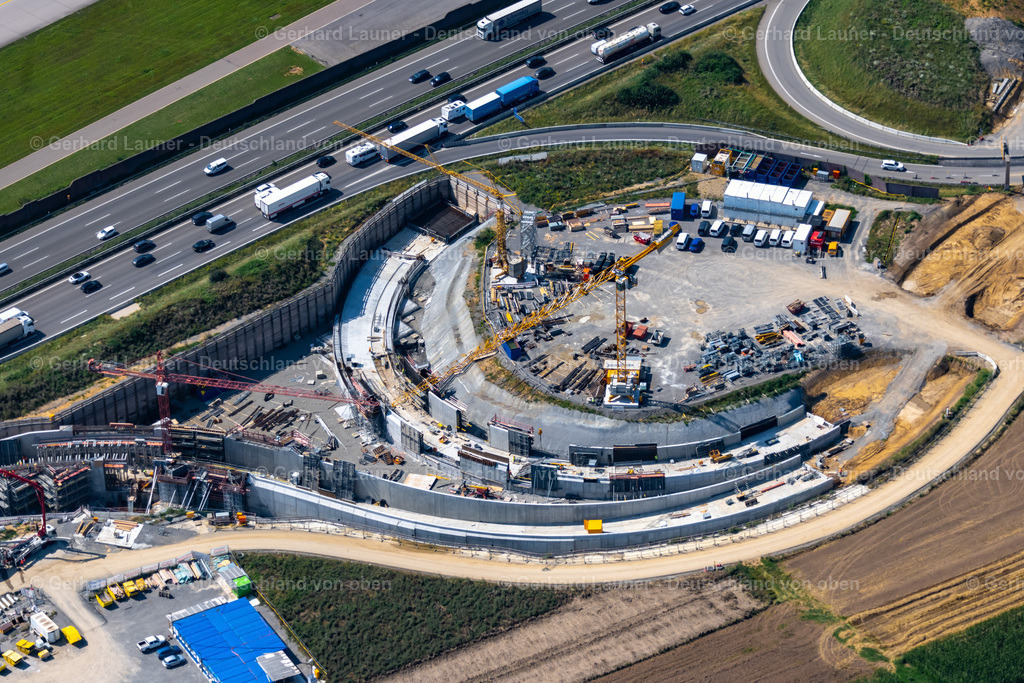 4047198 | STUTTGART 11.08.2021 Neubau- und Umbau- Baustelle der Streckenführung und Fahrspuren im Verlauf der Autobahn- Abfahrt und Zufahrt der BAB A8 in Zuge des Baus des Flughafentunnel im Ortsteil Plieningen in Stuttgart im Bundesland Baden-Württemberg, Deutschland. Im Rahmen des Umbaus der Anschlussstelle Plieningen werden neue Aus- und Einfahrrampen mit Unterfahrung der Neubaustrecke gebaut. Weiterführende Informationen bei: CDM Smith Consult GmbH,  Die Autobahn GmbH des Bundes,  Ed. Züblin AG,  STRABAG AG. // Construction site of routing and traffic lanes during the highway exit and access the motorway A 8 in the district Plieningen in Stuttgart in the state Baden-Wuerttemberg, Germany. Further information at: CDM Smith Consult GmbH,  Die Autobahn GmbH des Bundes,  Ed. Zueblin AG,  STRABAG AG. Foto: Gerhard Launer