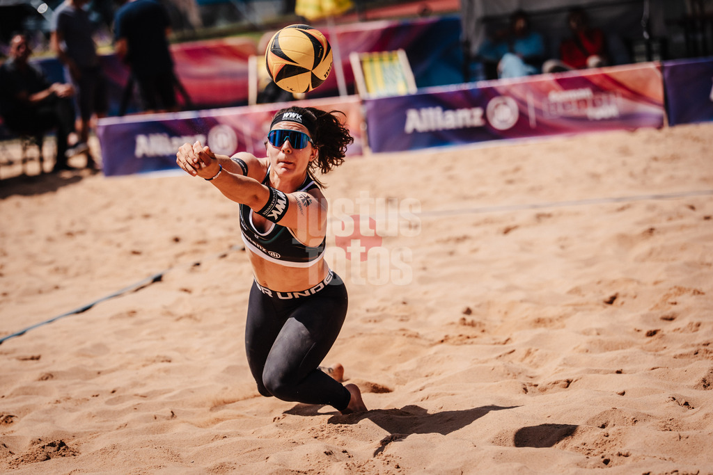 Beachvolleyball | Frauen | Allianz German Beach Tour 2025 | Tourstop München | 11.07.2025 | Anna-Lena Grüne springt zum Ball