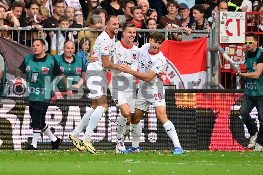 KBS Picture_FCStPauli-Heidenheim_020 | Heidenheim Torjubel zum 2:0 v.l. Foehrenbach Jonas (1FCHeidenheim) , Schoeppner Jan (1FCHeidenheim) , Kerber Luca (1FCHeidenheim) ,Sportplatz :  Millerntor Stadion, - Realisiert mit Pictrs.com