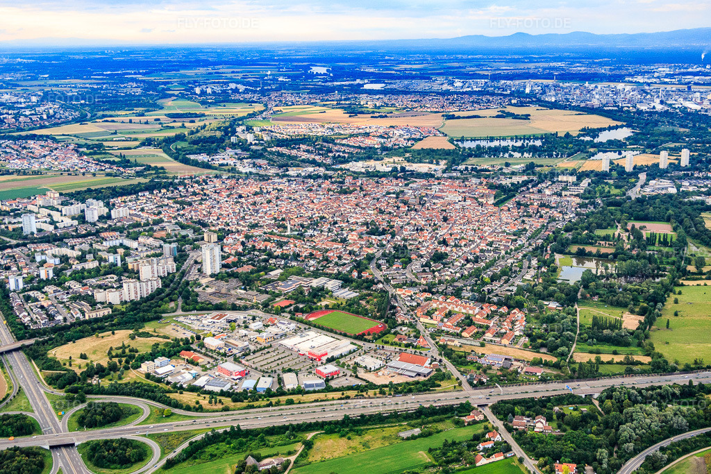 Luftbild: Ortsansicht von Süden im Ortsteil Oggersheim in Ludwigshafen im Bundesland Rheinland-Pfalz in Deutschland. Foto: IMG_091027.jpg vom 04.07.2016 durch Werner Riehm/FLY-FOTO.de