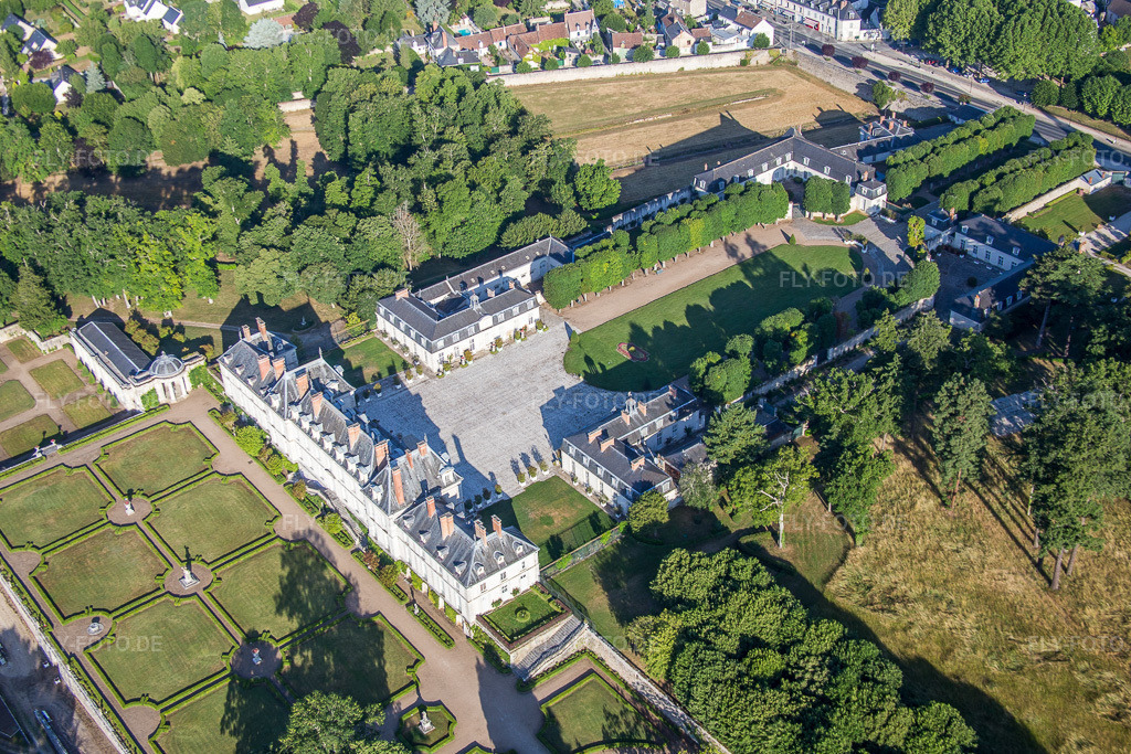 Luftbild: Schloßpark von Pompadour Palace Foundation in Menars im Bundesland Loir-et-Cher in Frankreich. Foto: IMG_082111.jpg vom 20.06.2015 durch Werner Riehm/FLY-FOTO.de