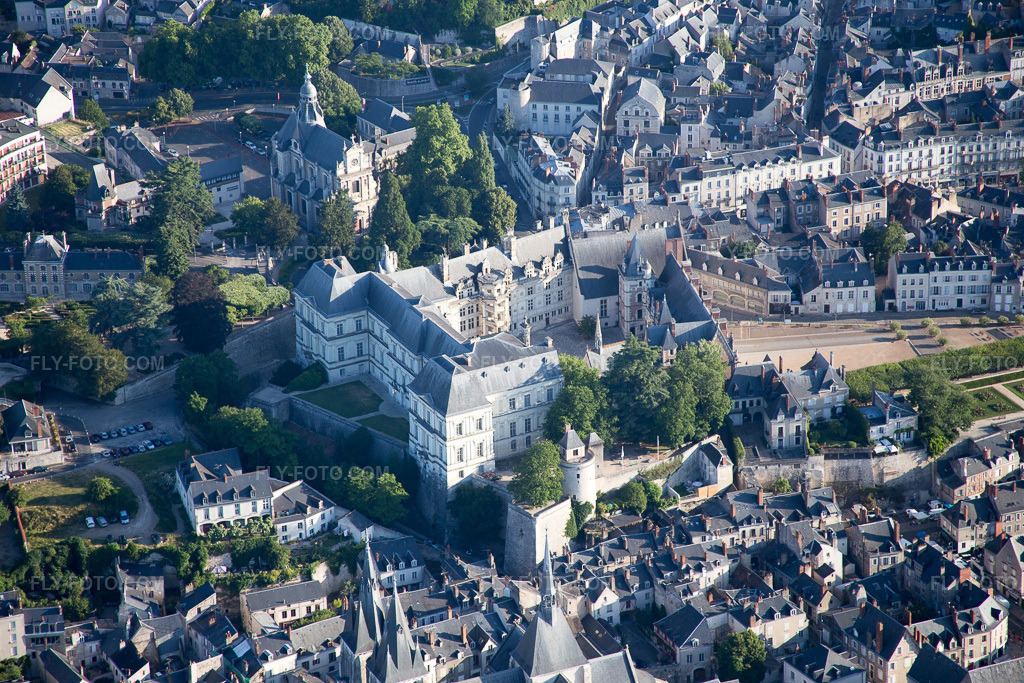 Aerial view: View of the town in Blois in the state Loir et Cher, France. – Photo: IMG_082040.jpg taken on 06/20/2015 by Werner Riehm/FLY-FOTO.com – Resolution of the original: 5472 x 3648 px