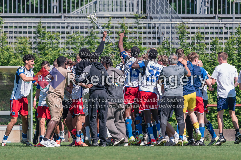 RS-1-047980 | Die jugen Rothosen feiern den Derbysieg.