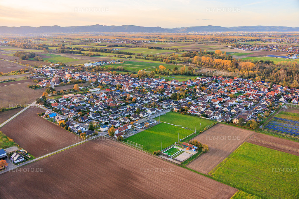 Luftbild: Ortsansicht von Südosten in Freisbach im Bundesland Rheinland-Pfalz in Deutschland. Foto: IMG_150637.jpg vom 30.10.2025 durch Werner Riehm/FLY-FOTO.de