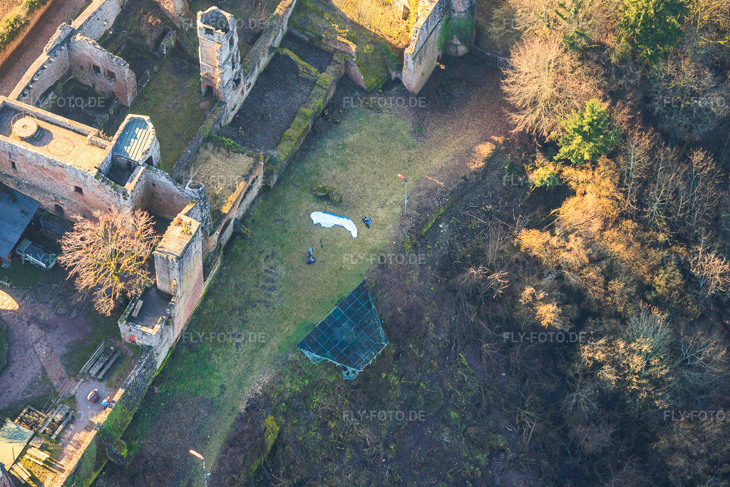 Luftbild: Startvorbereitungen von Gleitschrimpiloten an der Drachenrampe unter der Madenburg in Eschbach im Bundesland Rheinland-Pfalz in Deutschland.Foto: IMG_153283.jpg vom 25.02.2026 durch Werner Riehm/FLY-FOTO.deAuflösung des Originals: 5624 x 3750 px