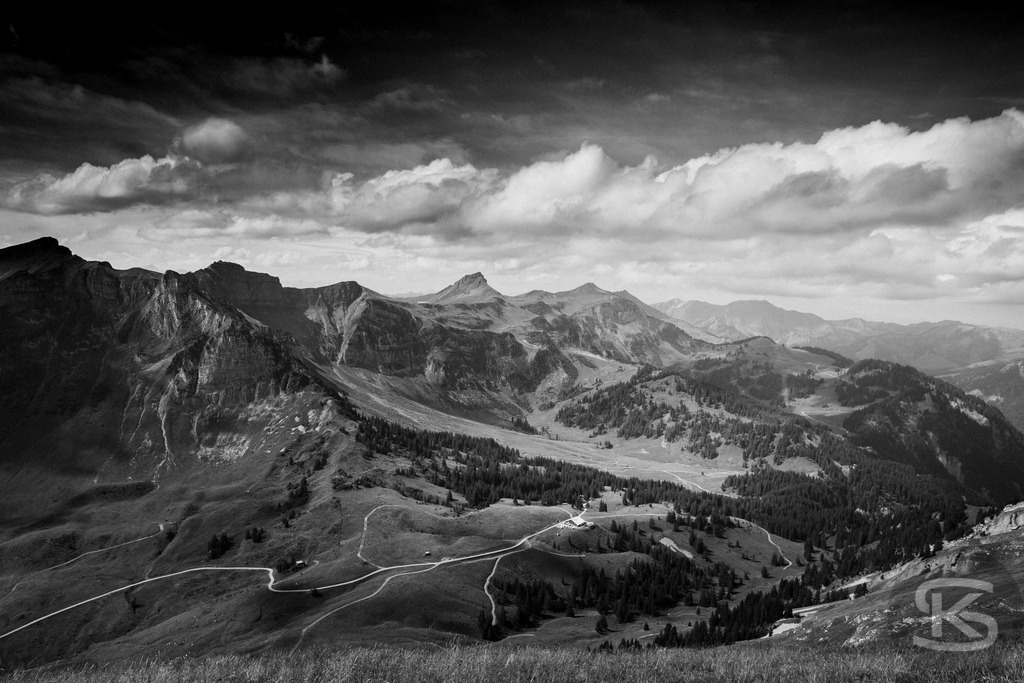 Kanisfluh Gipfeltour 2018 – Bergfotografie vom Aufstieg bis zum Gipfel | Schwarzweiss Fotoserie einer Gipfelbesteigung der Kanisfluh im Bregenzerwald 2018. Eindrucksvolle Bergfotografie vom Aufstieg, Gipfel und Abstieg des markanten Felsmassivs in den Vorarlberger Alpen von Stefan Kuhn. - Realisiert mit Pictrs.com