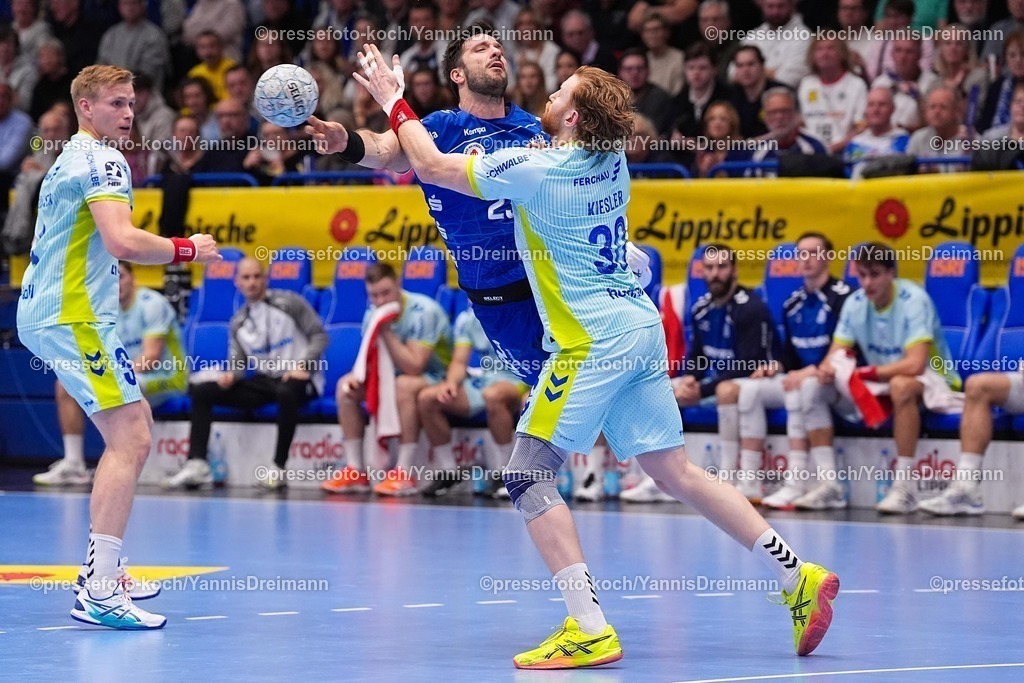 xYDRx05112501060 | 05.11.2025, xydrx, Handball, Achtelfinale DHB Pokal, TBV Lemgo Lippe - VfL Gummersbach, PHOENIX Contact-Arena: Tim Suton (TBV Lemgo Lippe #23) im Zweikampf gegen Tom Kiesler (VfL Gummersbach #30)