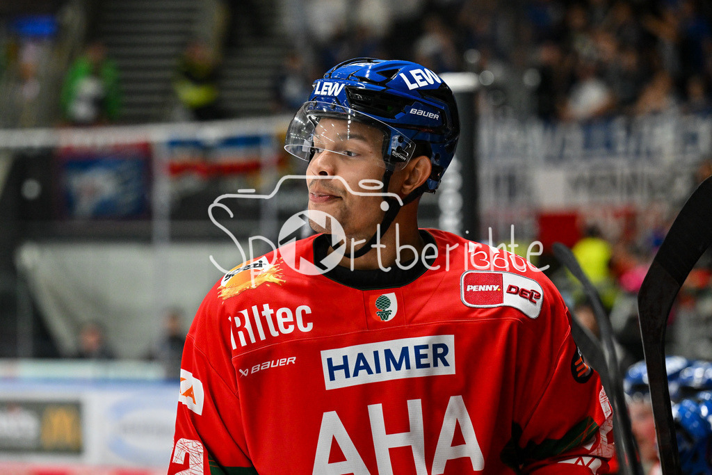 Augsburger Panther - Adler Mannheim | im Bild Madison BOWEY (Augsburger Panther 22) auf der Bank / Einzelfoto / Freisteller / DEL: Augsburger Panther - Adler Mannheim; Curt Frenzel Stadion am 14.09.2025