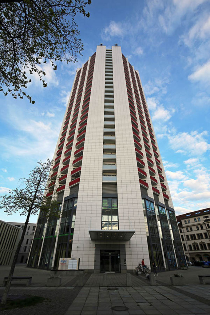 Bildlexikon Leipzig - Wintergartenhochhaus - Eingang | Das Team hinter BILDLEXIKON LEIPZIG bündelt historische wie aktuelle Informationen über die Stadt Leipzig in Text und Bild auf einer Plattform und stellt diese der interessierten Öffentlichkeit zur Verfügung.
