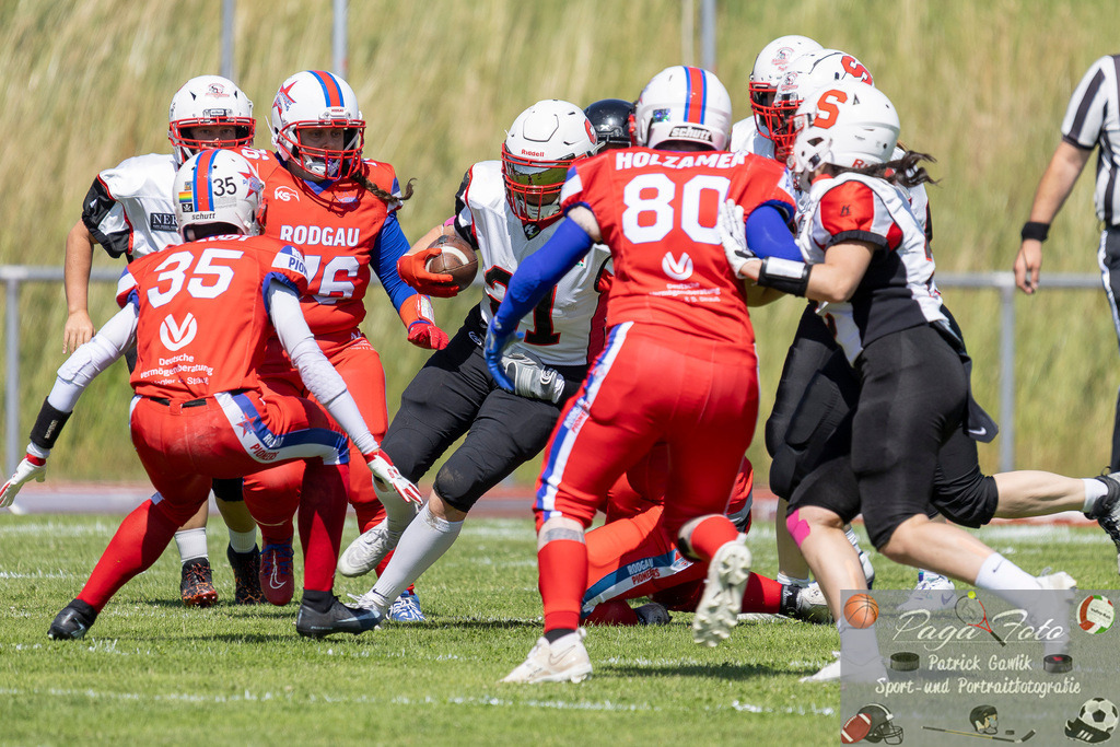 GFLW 1: German Football League Women 1: Rodgau Pioneers Ladies - Stuttgart Scorpions Sisters, 07.06.2026 | Stella Elisa Martin (Stuttgart Scorpions Sisters #21) mit dem Ball bei einem Lauf &amp; Jennifer Gerndt (Rodgau Pioneers Ladies #35) &amp; Lara Konrath (Rodgau Pioneers Ladies #6) &amp; Tabea Holzamer (Rodgau Pioneers Ladies #80), Rodgau Pioneers Ladies - Stuttgart Scorpions Sisters, Rodgau, Maingau-Energie-Stadion "Am Weichsee", 7.6.2026 - Realisiert mit Pictrs.com