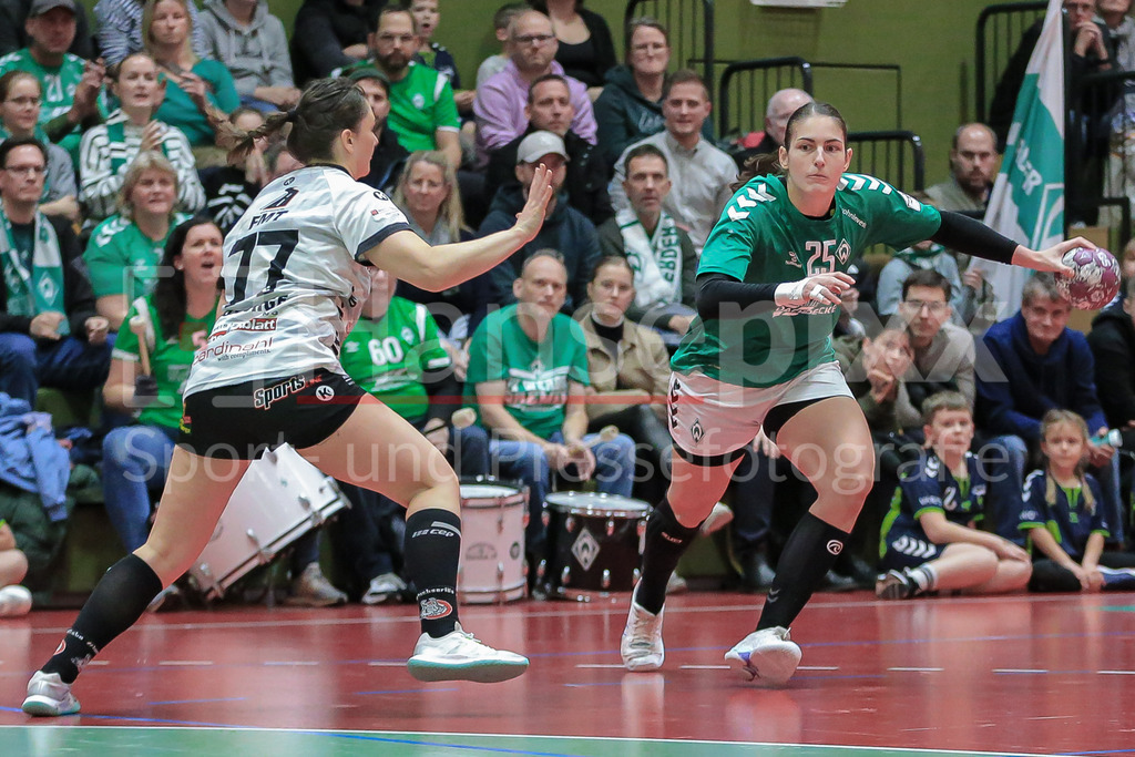 Handball, 2. Bundesliga Frauen, SV Werder Bremen - HL Buchholz 08-Rosengarten | v.li.: Anna Ansorge (HL Buchholz 08-Rosengarten, 77) und Anna Lena Bergmann (SV Werder Bremen, 25) im Zweikampf, Duell, Spielszene, Aktion, Action