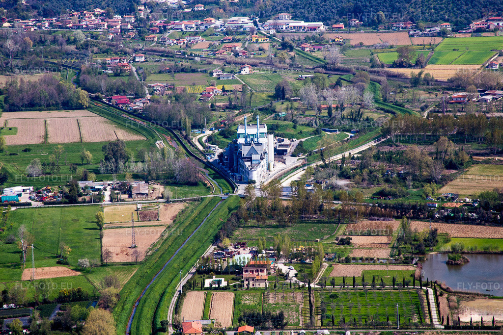 Vue aérienne: Bâtiment en forme de navire sur le site de l'usine ERSU Spa à Pietrasanta dans le département Lucca, Italie. Photo: IMG_087208.jpg prise le 04/04/2016 par Werner Riehm/FLY-FOTO.eu – Résolution de l'original: 5472 x 3648 px