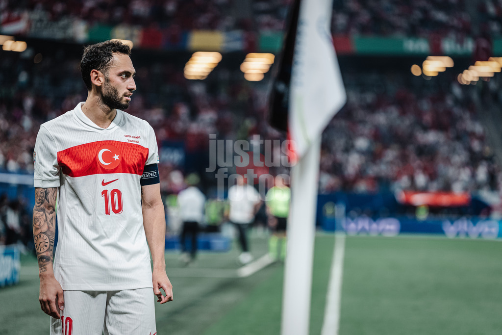 Fußball | Herren | UEFA-Fußball-Europameisterschaft 2024 | Gruppe F | Tschechien vs. Türkei | 26.06.2024 | Hakan Calhanoglu (#10, Türkei) vor dem Eckstoss