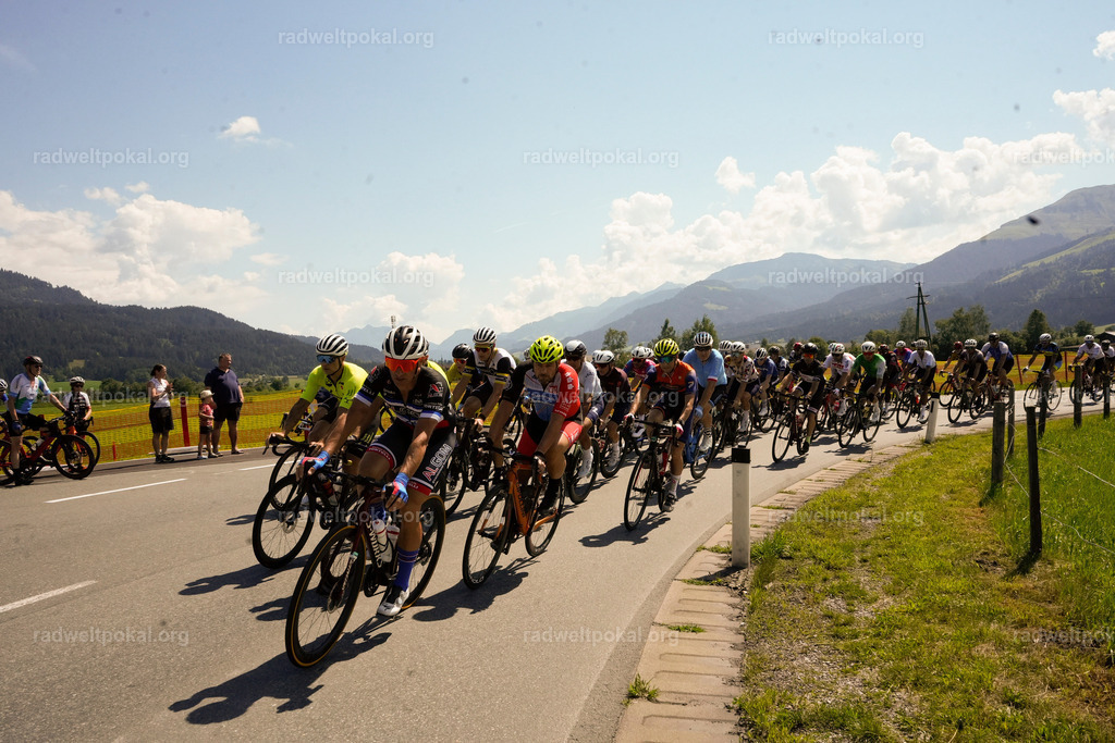 269_20230817_Bewerb_Maenner_Muehlanger | AUT - OESTERREICH, 2023-08-16: SPORT RENNRAD-FAHREN - 55. INTERNATIONALER RADWELTPOKAL IN ST. JOHANN IN TIROL  - Vintage-Radrennen mit WM-Bronze-Medaillen-Siegerin Christina Schweinberger, den Teilnehmer und Alexander Baumann (vom Orginastions-Team) - TAG 2 BEWERB MAENNER IN SECHS GRUPPEN  ; Foto: Roland Muehlanger