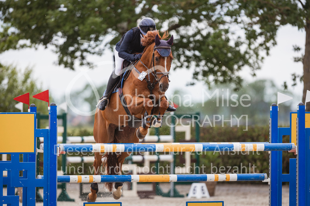 240614_Lemwerder_M2-Springen-481 | Deine schönsten Turniermomente als professionelle Fotos! Entdecke hochwertige Pferdesport-Fotografie im Online-Shop. Jetzt Fotos finden & bestellen!