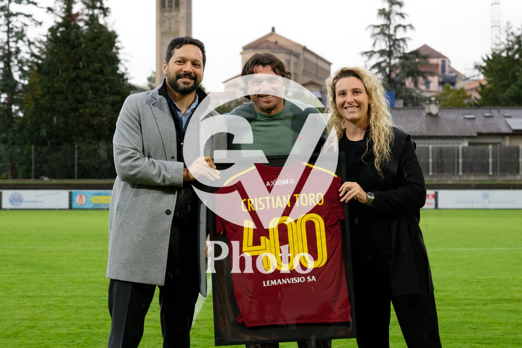 DZ9_4721_c | Switzerland: AXA Womens Super League 2025/26, Servette FC Chenois Feminin vs FC Aarau Frauen - Stade des Trois-Chene, Chene-Bourge: Cristian Toro (Head Coach Servette FC Chenois Feminin) receives a price for his 400th game 