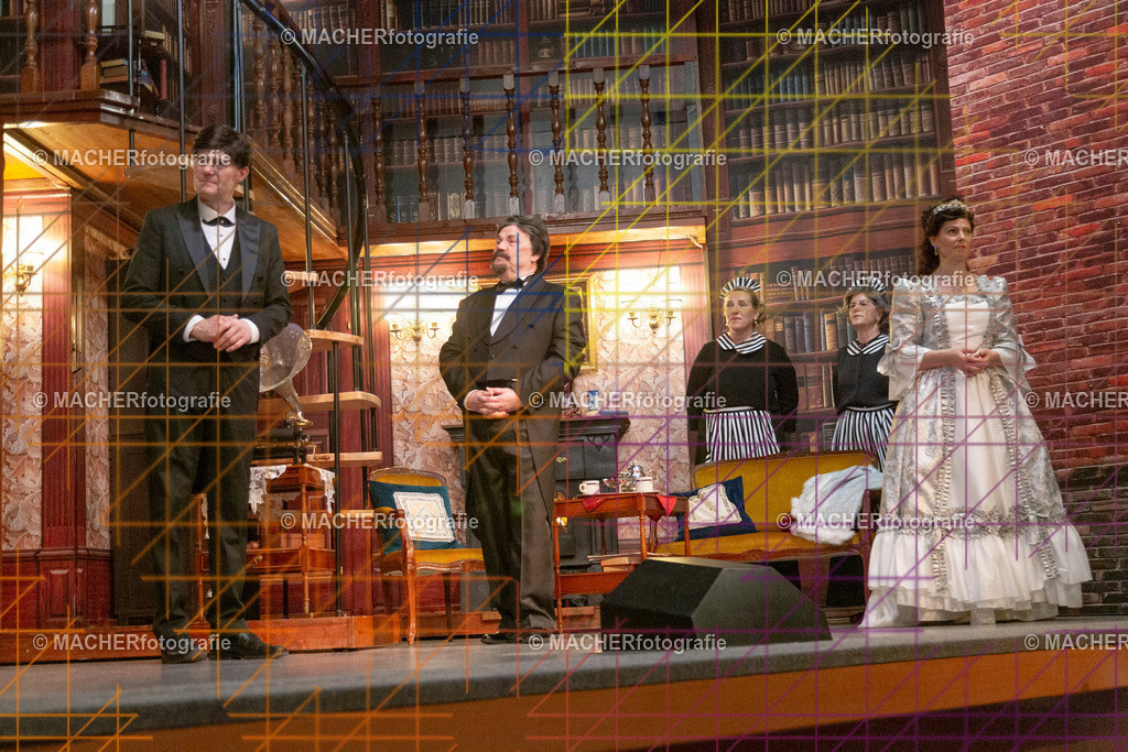 322_MFL-2025 | Portraitbilder von Regisseur; Darsteller; Techniker; Maske; Kostüme; Chor; Musiker; Bilderserie der Generalprobe und der Premierenvorstellung, Szenenbilder; Ausdrucksstudien; Bühnenüberblick; Bühnenkulissen; Pressefotos inkl. Redaktionsfoto Darstellergruppe.