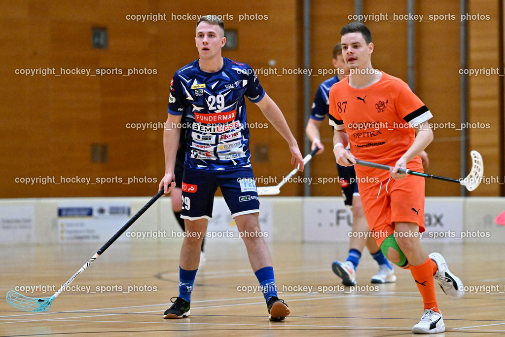 VSV Unihockey vs. SZPK Floorball | #29 Anze Brajic VSV Unihockey, #87 Dávid Pirik SZPK SÁROSI OPTIKA KOMÁROM, VSV Unihockey vs. SZPK Floorball, VSV Unihockey vs. SZPK Floorball am 23.11.2024 in Villach (Ballspielhalle St. Martin), Austria, (Photo by Bernd Stefan)