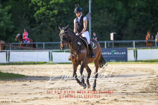DKP45166 | Turnierfotos kaufen im Webshop von Daniel Kuhl Photography – entdecke professionelle Reitsportfotos aus Turnieren & Events. Hochwertige Turnierbilder online bestellen & sichern. Jetzt Fotos von Reitsportturnieren kaufen!