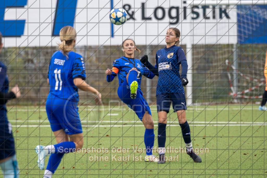 20251109_110506_0123 | Madleen Beran (TSV Eschenbach #10)TSV Eschenbach (blau) vs. ASV Eislingen (dunkelblau), Fussball, Frauen-Quali Bezirksliga - Bezirk Neckar/Fils, 08. Spieltag, Saison 2025/2026, Kunstrasenplatz, Schlater Straße, 73107 Eschenbach, 09.11.2025 - 11:00 Uhr,Foto: PhotoPeet-Sportfotografie/Peter Harich