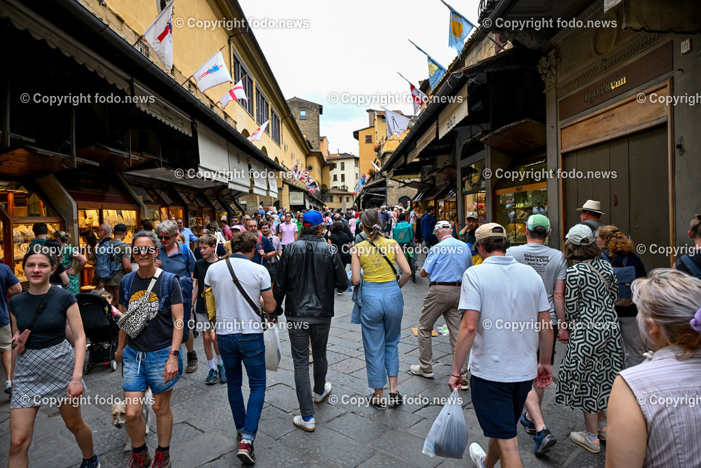 Italien_ Toscana_ Florenz_ 30.05.2024-186 | 30.05.2024, Italien, ITA, Toskana, Florenz im Bild Stadtansichten, Gebäude, Architektur, Touristen, Historisch, Souvenir, Altstadt, Museum, Statuen, Skulpturen, Piazza della Signoria, Statue David, Palazzo Vecchio, Neptunbrunnen, Piazza della Repubblica, Ponte Vecchio, Brücke, Uffizien, Kathedrale Santa Maria del Fiore, Arno, Fluß


Florenz, Firenze, ist eine italienische Großstadt. Nach Einwohnern ist sie die achtgrößte Stadt Italiens. Florenz ist die Hauptstadt sowie größte Stadt der Region Toskana und der Metropolitanstadt Florenz, in der etwa eine Million Menschen leben. Florenz ist für seine Geschichte berühmt. Leonardo da Vinci verbrachte große Teile seiner Jugend in Florenz, Michelangelo fand Unterschlupf in der Kirche der Medici, Galileo Galilei wohnte als Hofmathematiker in den Palästen der Medici. Von 1865 bis 1871 war die Stadt die Hauptstadt des neu gegründeten Königreichs Italien. Das historische Zentrum von Florenz zieht Jahr für Jahr Millionen von Touristen an. Die historische Innenstadt wurde von der UNESCO im Jahre 1982 zum Weltkulturerbe erklärt. 
Quelle: Wikipedia
