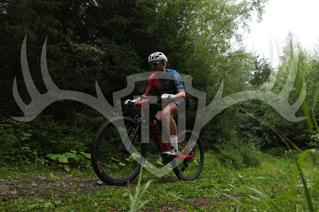 A6703494 | Fotogalerie der Treibjagd im Dunkelwald - Dein MTB Etappenrennen im Erzgebirge - Realisiert mit Pictrs.com