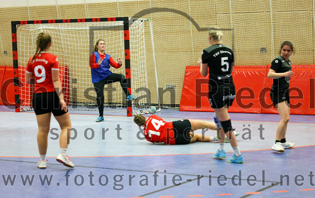 2022-12-04_069_SV_Anzing_gegen_TSV_Uebersee | Anzing, Deutschland, 04.12.2022:
Handball, Bezirksliga 2022 / 2023, 8. Spieltag, SV Anzing gegen TSV Übersee, Endergebnis: 29:24

Luisa Höger (SV Anzing, #9), +a21+, Elena Holzmann (SV Anzing, #14), Carolin Rinser (TSV Übersee, #5), Sophia Ladner (TSV Übersee, #18)

Foto: Christian Riedel / fotografie-riedel.net