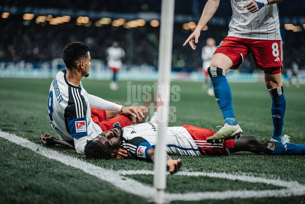 Fußball | Männer | Saison 2023/2024 | 2. Fußball-Bundesliga | 12. Spieltag | Hamburger SV vs. 1. FC Magdeburg | 04.11.2023 | Bakery Jatta (#18, HSV) auf dem Boden nach seinem Tor