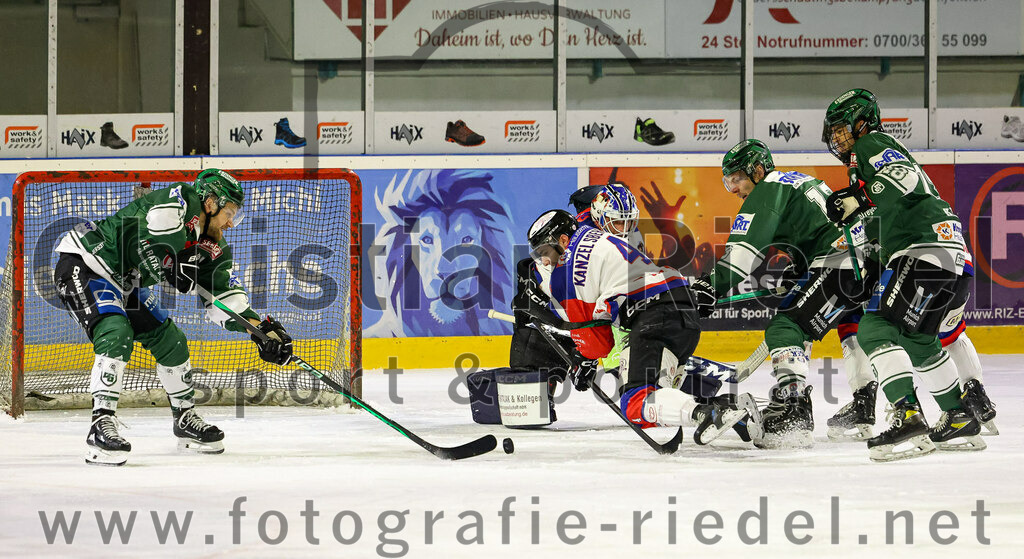 2023-11-03_018_TSV_Erding_gegen_ESC_Dorfen | Erding, Deutschland, 03.11.2023:
Eishockey, Bayernliga Vorrunde 2023 / 2024, 6. Spieltag, TSV Erding gegen ESC Dorfen, Endergebnis: 11:3

Elias Maier (Erding Gladiators, #15), Torwart Maximilian Englbrecht (ESC Dorfen, #45), Alexander Kanzelsberger (ESC Dorfen, #4), Daniel Krzizok (Erding Gladiators, #18)

Foto: Christian Riedel / fotografie-riedel.net