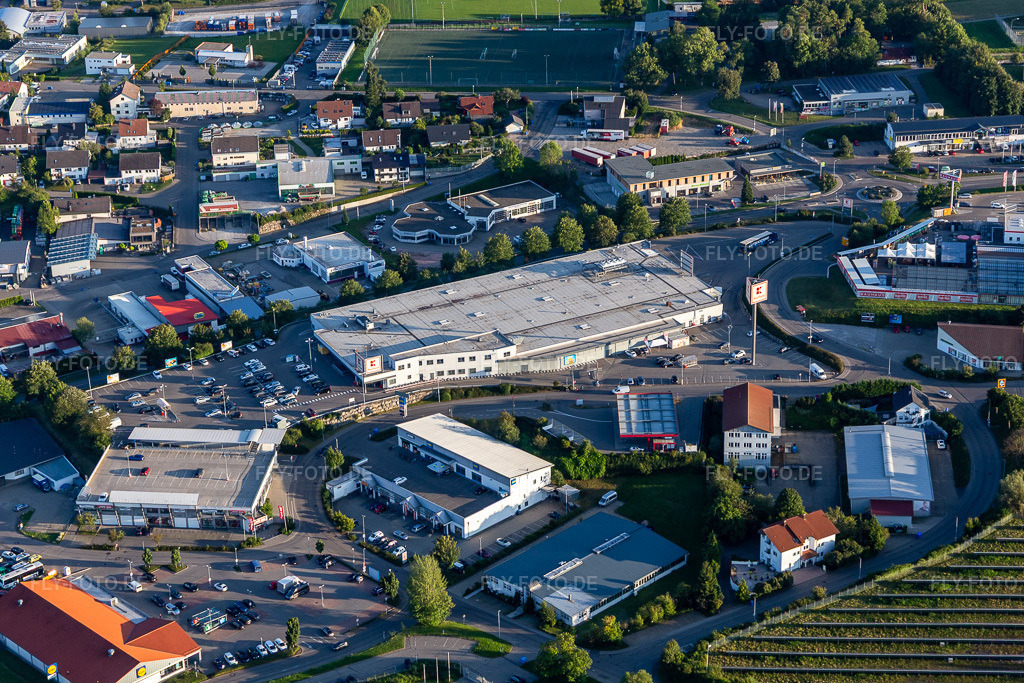 Luftbild: Filiale vom Supermarkt Kaufland in Zimmern ob Rottweil im Bundesland Baden-Württemberg in Deutschland. Foto: IMG_128699.jpg vom 27.08.2021 durch Werner Riehm/FLY-FOTO.de