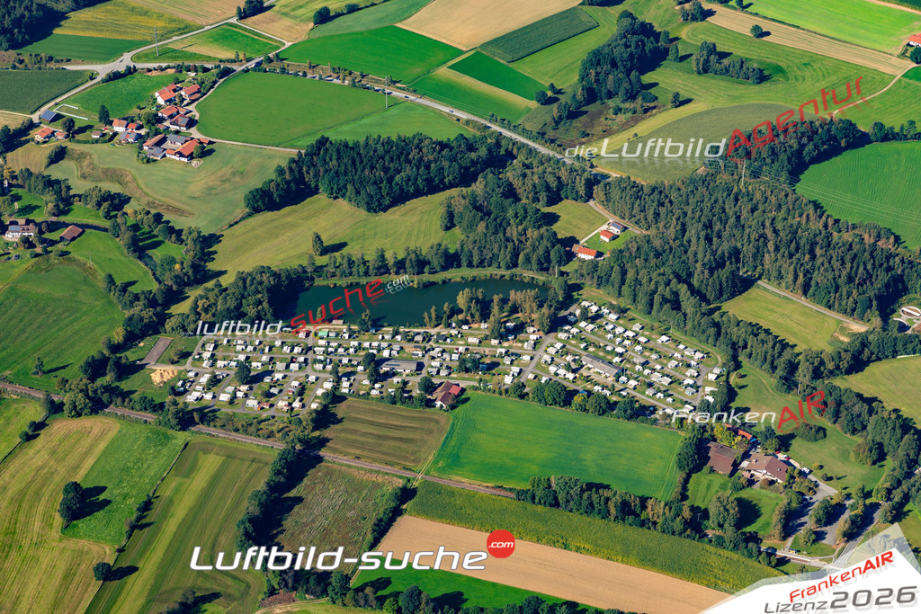 Die Luftaufnahme Thening Camping - Hohenwarth wurde 2021 mittels Flugzeug (keine Drohne) erstellt. Hohe Auflösung -für große Poster und Wandbilder geeignet!