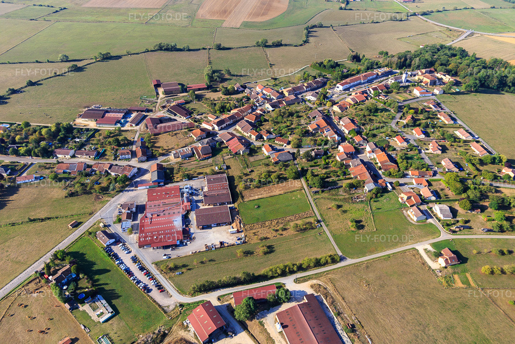 Luftbild: Ortsansicht aus Norden in Dommartin-sur-Vraine im Bundesland Vosges in Frankreich. – Foto: IMG_118517.jpg vom 16.09.2019 durch Werner Riehm/FLY-FOTO.de – Auflösung des Originals: 5472 x 3648 px