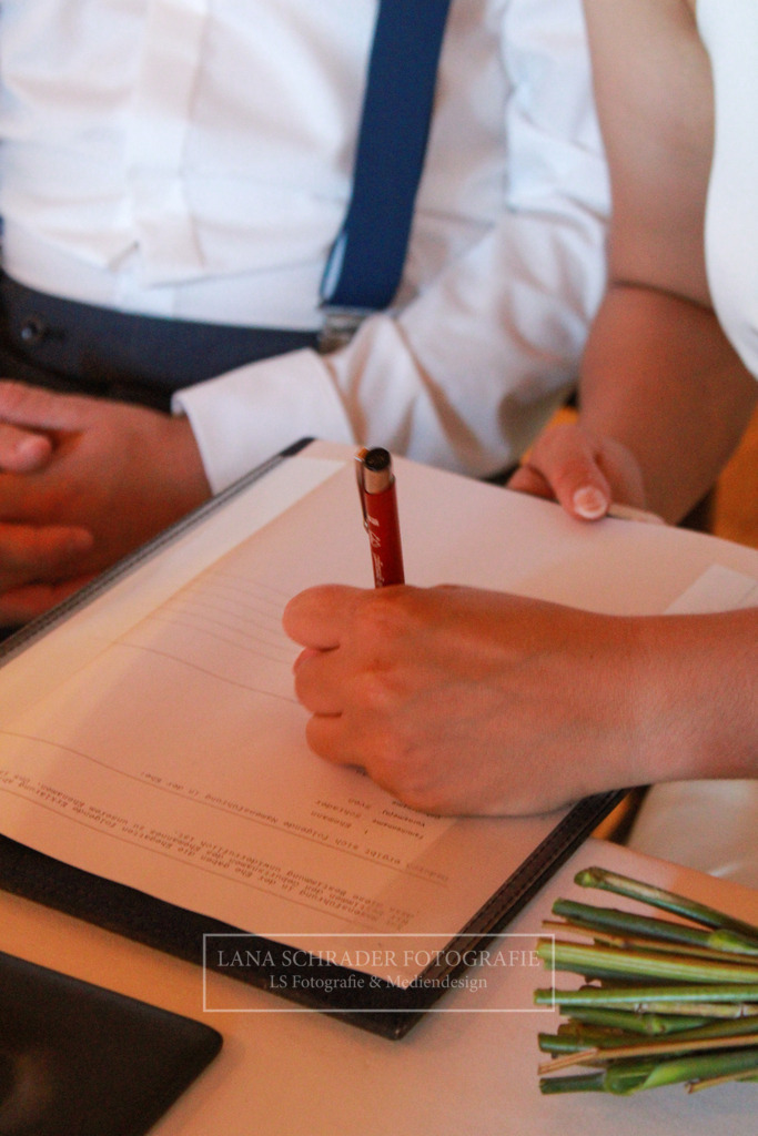 Hochzeit Sven _ Evi 30.06.22 Standesamt-04 | lanaschraderfotografie - Realisiert mit Pictrs.com