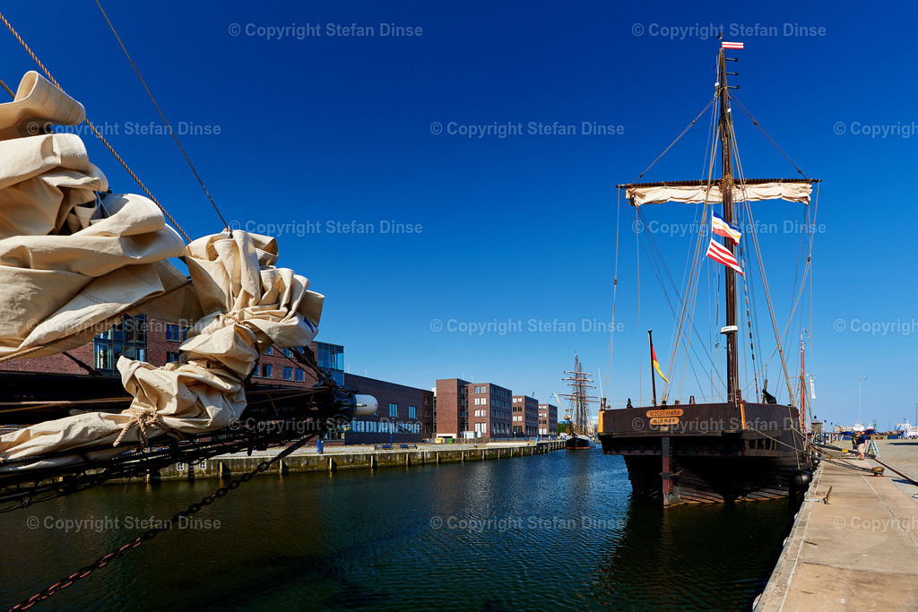 _DSC2370 | Findlinge im Eis, Zeesenboote bei der Traditionsregatta, eine Seebrücke im Sonnenaufgang - mit den Bildern aus dieser Galerie erhalten Sie wunderschöne Aufnahmen über das ganze Jahr. Ein tolles Produkt zum Verschenken, Werben oder zum Träumen vom nächsten - Realisiert mit Pictrs.com