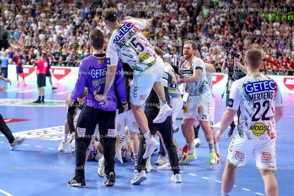 KoeEHF14062502093 | 14.06.2025, Handball, Halbfinale TruckScout24 EHF FINAL4, LANXESS arena Köln, FC Barcelona - SC Magdeburg: Abschlussjubel der Magdeburger nach dem SIeg und dem Einzug ins Finale
