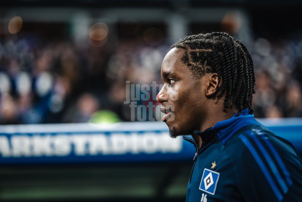 Fußball | Männer | Saison 2024/2025 | 2. Fußball-Bundesliga | 25. Spieltag | Hamburger SV vs. Fortuna Düsseldorf | 08.03.2025 | Adedire Mebude (#16, HSV) vor dem Spiel