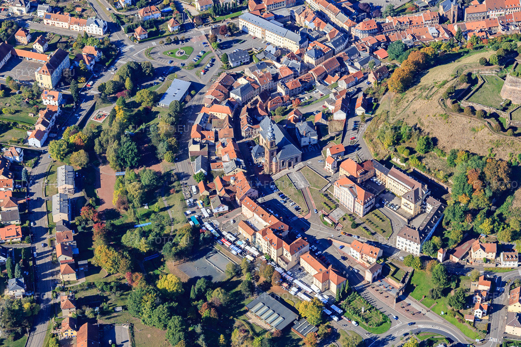 Vue aérienne: Mairie de Bitche et Église Sainte-Catherine de Bitche à Bitche dans le département Moselle, France – .Photo: IMG_095160.jpg prise le 16/10/2016 par Werner Riehm/FLY-FOTO.eu – Résolution de l'original: 5472 x 3648 px – Ville de Bitche – Archiprêtré de Bitche - Diocèse de Metz