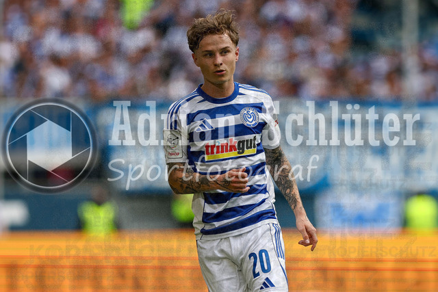 03.05.2026, GER, Fussball, Herren, 3. Liga, Saison 2025/2026, MSV Duisburg - FC Energie Cottbus | Niklas Jessen (MSV Duisburg) schaut 
