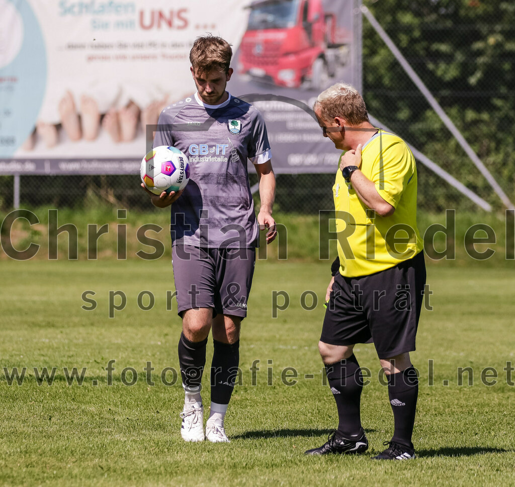 2023-08-20_039_SV_Hohenlinden_gegen_SV_Buch | Hohenlinden, Deutschland, 20.08.2023:
Fußball, A-Klasse 2023 / 2024, 1. Spieltag, SV Hohenlinden gegen SV Bruck, Endergebnis: 5:1

Noah Haberl (SV Hohenlinden, #19), Schiedsrichter Uwe Ketzer

Foto: Christian Riedel / fotografie-riedel.net
