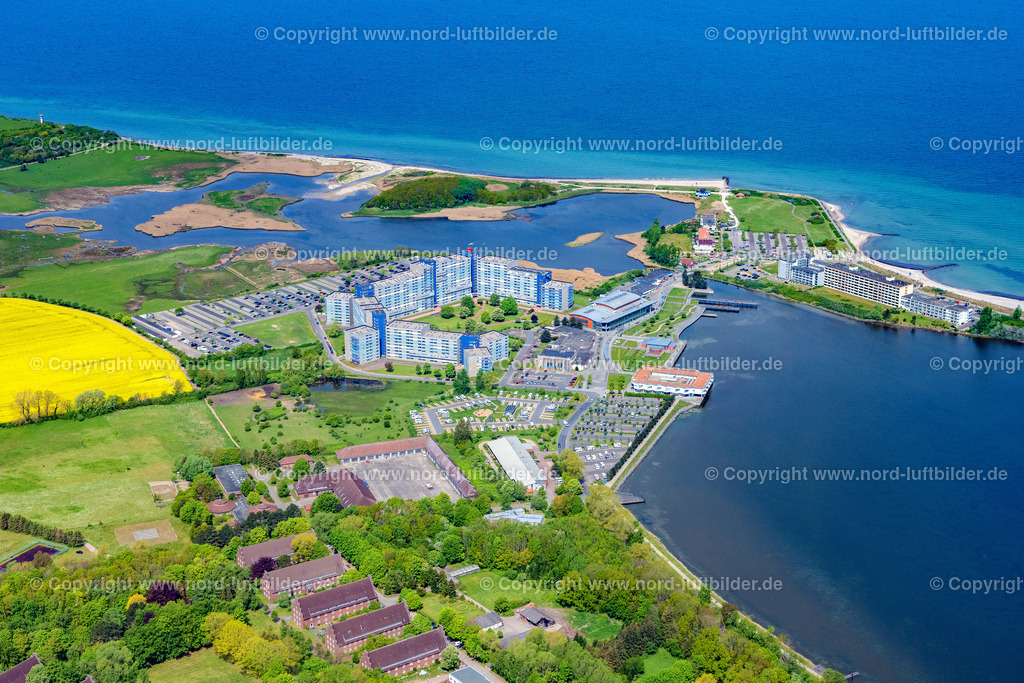 Heiligenhafen_ELS_5140150522 | HEILIGENHAFEN 15.05.2022 Ortsansicht der Straßen und Häuser Ferienanlage StranResort Seebrücke Heiligenhafen an der Ostsee- Küste im Bundesland Schleswig-Holstein. // City view of the streets and houses Ferienanlage StranResort pier Heiligenhafen on the Baltic Sea coast in the state of Schleswig-Holstein. Foto: Martin Elsen