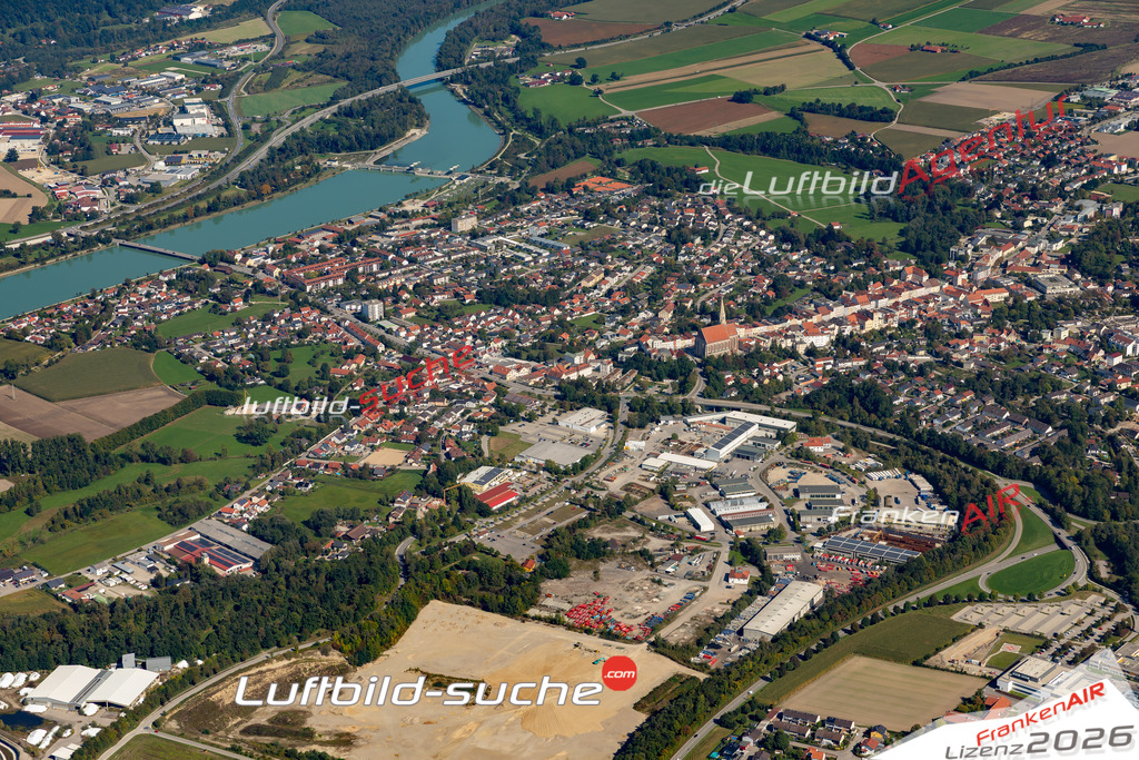 Das Luftbild der Stadt Neuötting wurde 2021 vom Flugzeug heraus erstellt (keine Drohne) Aufnahmehöhe ca.450 Meter- hohe Bildauflösung und Druck-Qualität garantiert!