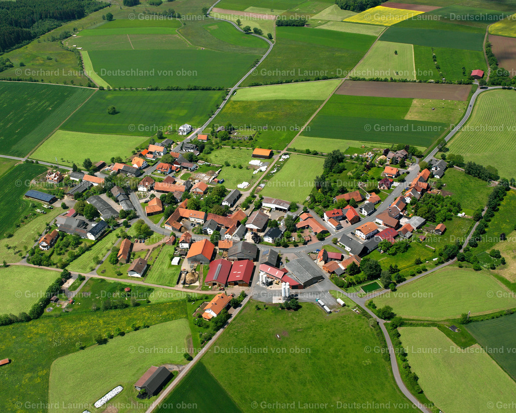 2615328 | FLESCHENBACH 09.06.2006 Landwirtschaftliche Nutzflächen und Feldgrenzen  umsäumen das Siedlungsgebiet des Dorfes in Fleschenbach im Bundesland Hessen, Deutschland // Agricultural land and field boundaries surround the settlement area of the village  in Fleschenbach in the state Hesse, Germany Foto: Gerhard Launer