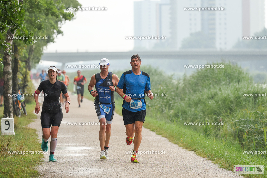 LUR_1276 | 34. M-net Erlanger Triathlon 2025 #erlangertriathlon  #mnettriathlon2025 #mnettriathlon #team #olympischedistanz #mitteldistanz #triathlon #maindonaukanal  #erlangertriathlon2025 #yourpictrs #tv1848 #tv1848erlangen  #triathlonbayern #sportinerlangen #demsportverbunden #sportshot_your_pictrs Copyright: www.sportshot.de