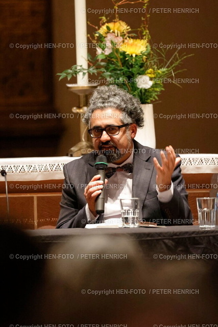 Frieden stiften - Frieden sein | 13.03.2024 Im Gespräch behandeln in der voll besetzten Stadtkirche Darmstadts der christliche Mönch und Pater ANSELM GRÜN und der Islamwissenschaftler und Philosoph Professor AHMAD MILAD KARIMI in einer Kooperationsveranstaltung u. a. mit der TU Darmstadt das gemeinsame Buchthema FRIEDEN STIFTEN FRIEDEN SEIN im Dialog zwischen Christentum und Islam (Foto: Peter Henrich) - Realisiert mit Pictrs.com