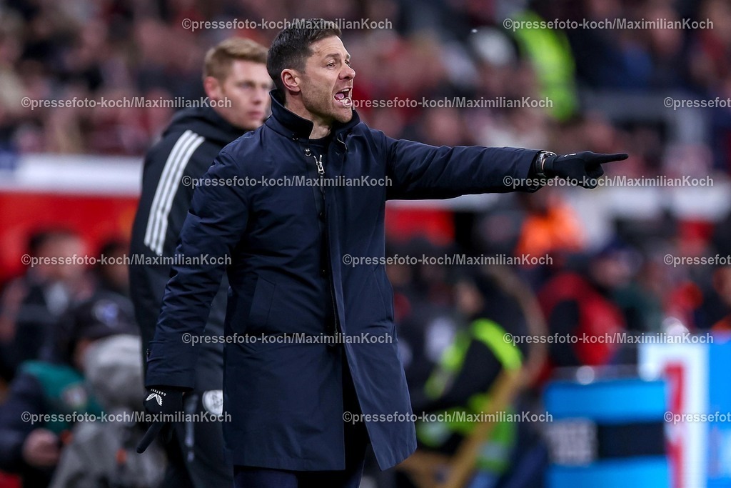 Lev15022501232 | 15.02.2025, Fußball, Bayer 04 Leverkusen - FC Bayern München, 1. Fußball Bundesliga, 22. Spieltag, BayArena, Saison 2024 2025: Cheftrainer Xabi Alonso (Bayer 04 Leverkusen Trainer) gestikulierend am SpielfeldrandDFB regulations prohibit any use of photographs as image sequences and or quasi-video.