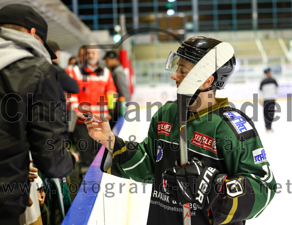 2022-09-23_126_TSV_Erding_gegen_EV_Fuessen | Erding, Deutschland, 23.09.2022:
Eishockey, Bayernliga 2022 / 2023, Testspiel, TSV Erding gegen EV Füssen, Endergebnis: 1:3

Sebastian Busch (Erding Gladiators, #11)

Foto: Christian Riedel / fotografie-riedel.net