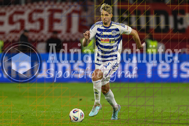 MSV Duisburg vs Rot-Weiss Essen - 3. Liga | Duisburg, Deutschland, 26.10.25:   Tobias Fleckstein (MSV Duisburg) in Aktion am Ball, Einzelaktion waehrend des Spiels der 3. Liga MSV Duisburg vs Rot-Weiss Essen in der schauinsland-reisen-arena(Foto von Brauer-Fotoagentur / Adrian Schlueter)