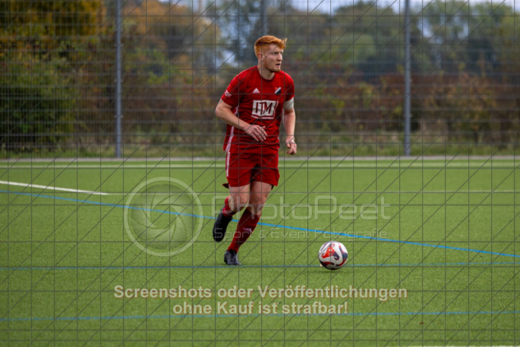 20251012_153135_0112 | #,SC Uhingen (blau) vs. FTSV Kuchen (rot), Fussball, Kreisliga A3 - Bezirk Neckar/Fils, 08. Spieltag, Saison 2025/2026, Kunstrasenplatz, Haldenberg Stadion, Panoramastraße,73066 Uhingen, 12.10.2025 - 15:00 Uhr,Foto: PhotoPeet-Sportfotografie/Peter Harich