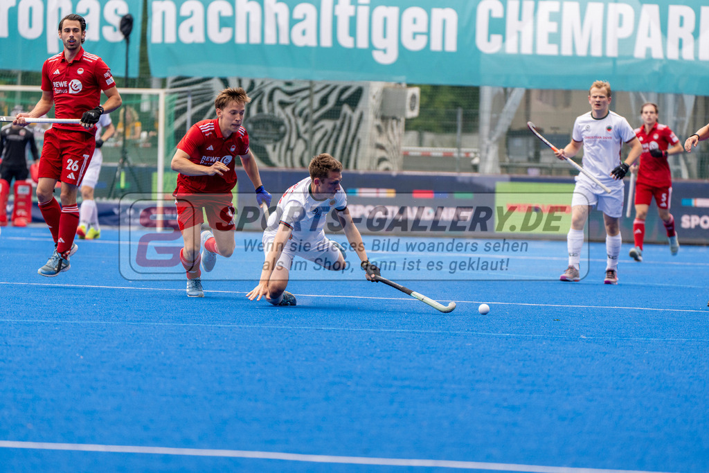 Final4_20250601-1342-HK108538 | Krefeld, Deutschland, 01.06.2025:  Feldhockey Final4 2025 – „Deutsche Feldhockey-Meisterschaften 2025“ Crefelder HTC - Rot-Weiss Köln (Finale Herren) im Gerd-Wellen-Hockeyanlage am 01.06.2025 in Krefeld, Deutschland. (Foto von Kramhöller/Fehrmann/Kaste)Krefeld, Germany, 01.06.2025: Feldhockey Final4 2025 – „Deutsche Feldhockey-Meisterschaften 2025“ Harvestehuder HTC - Düsseldorfer HC (Finale Damen) in Gerd-Wellen-Hockeyanlage at 01.06.2025 in Krefeld, Deutschland. (Foto from Kramhöller/Fehrmann/Kaste)